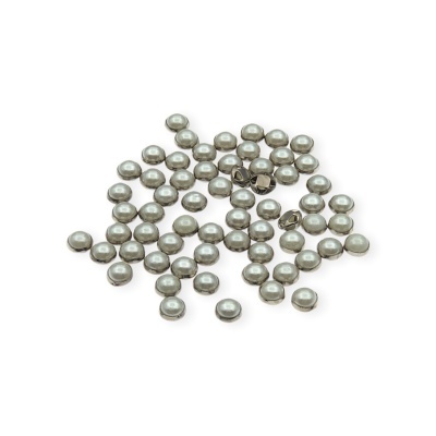 tachinhas metálicas redondas prateadas brilhantes sobre fundo branco