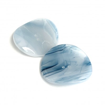 Dois botões marmoreados azuis e brancos grande com dois buracos