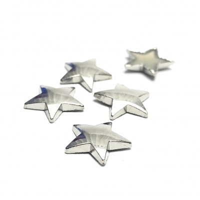 Cinco estrelas metálicas prateadas sobre fundo branco