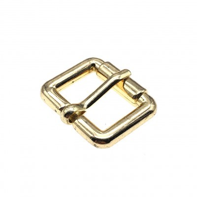 Fivela pequena de metal dourado em fundo branco