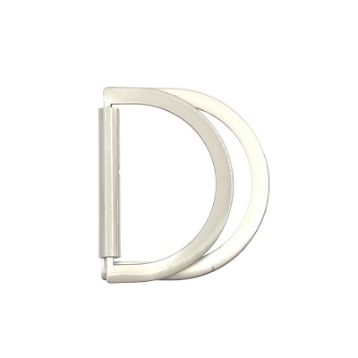 Duas fivelas metálicas prateadas em forma de D