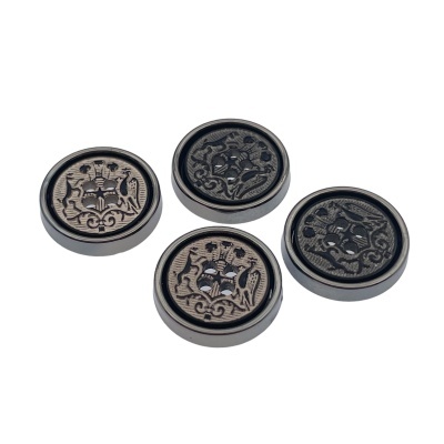 Botões redondos metálicos com padrão heráldico em relevo