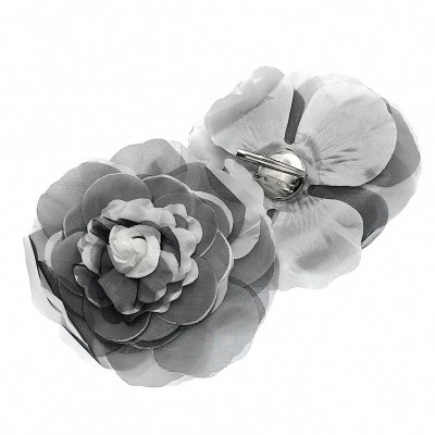 Broche florais cinzentos de tecido com fecho metálico