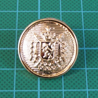 Botão dourado com brasão e número 9999 sobre fundo verde quadriculado