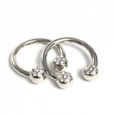 Anéis prateados com cristais sobre fundo branco