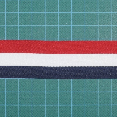 Três fitas coloridas horizontais sobre base verde quadriculada