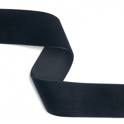 Fita elástica larga preta com textura lisa e bordas costuradas