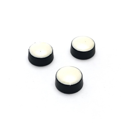 Três botões redondos com topo branco e base preta