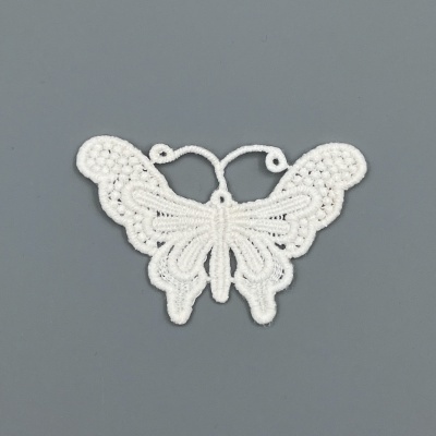 Bordado branco em forma de borboleta sobre fundo cinzento