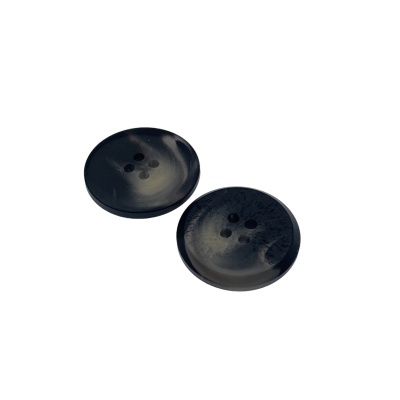 Dois botões redondos pretos com quatro furos ao centro sobre fundo branco