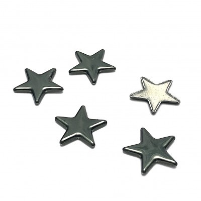 Cinco estrelas metálicas brilhantes em cinza escuro e prata sobre fundo branco