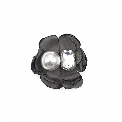 Broche flor preta com pérola e pedra brilhante