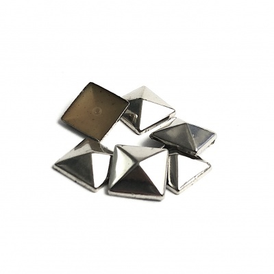 Tachas quadradas prateadas metálicas sobre fundo branco