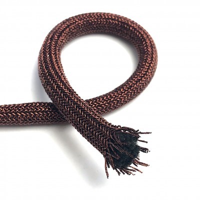 Corda têxtil castanha com padrão trançado e extremidade com fibras soltas
