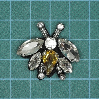 Broche em forma de inseto com pedras brilhantes em várias cores