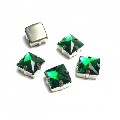 Cinco aplicações quadradas com pedra verde e suporte metálico prateado