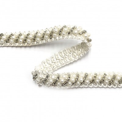 Fita decorativa branca com pérolas e detalhes prateados