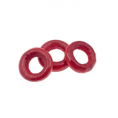 Três anilhas vermelhas circulares de borracha sobre fundo branco