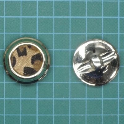 Botões metálicos com centro em tecido animal print castanho e preto