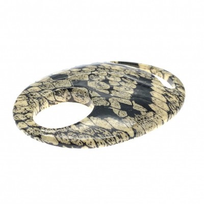 Joia ovalada de resina com padrão mármore bege e preto, com duas aberturas circulares