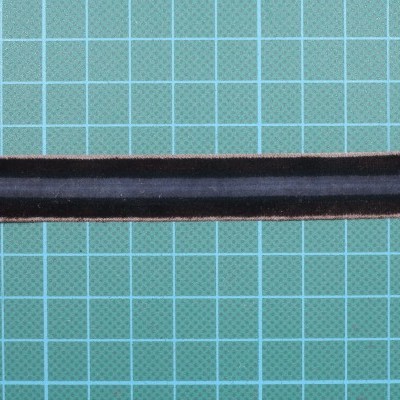 Régua preta em base de corte verde com linhas de grade.