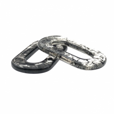 Duas argolas ovais marmoreadas em preto e cinza
