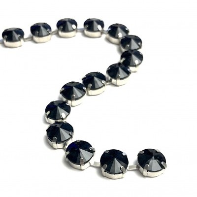 Colar com pedras azuis redondas em metal prateado sobre fundo branco