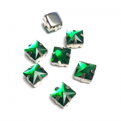 Seis pedras verdes quadradas facetadas em bases metálicas prateadas