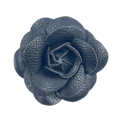 Flor negra de couro com textura granulada vista de cima