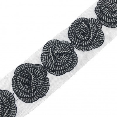 Fita decorativa branca com flores entrançadas pretas e brancas