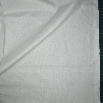 tecido branco com textura e dobra sobre superfície preta com linhas de grade verde