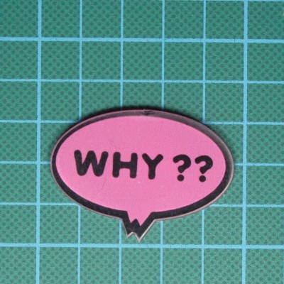 Adesivo em forma de balão rosa com texto Why ?? em preto