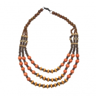 Colar tribal com contas castanhas, laranja e amarelas em três filas