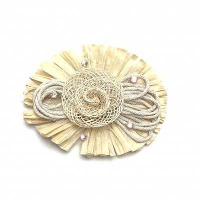 Broche decorativo bege com fios entrelaçados e pedras brilhantes