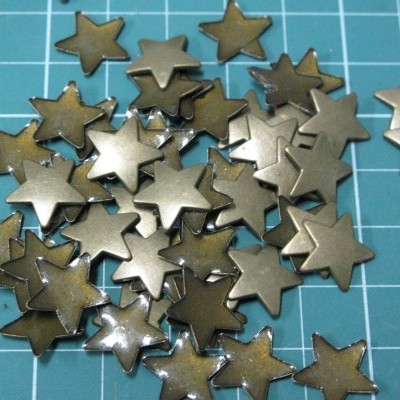 Estrelas metálicas prateadas sobre superfície azul com grelha branca