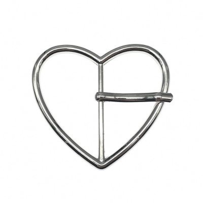 fivela de metal em forma de coração prateada