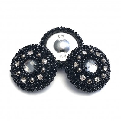 Botões redondos pretos com miçangas e pedras brilhantes, com fecho metálico