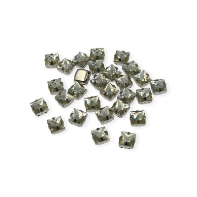 Cristais quadrados transparentes com base metálica prateada em fundo branco