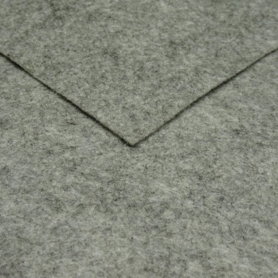 tecido cinzento claro com dobra triangular em textura felpuda