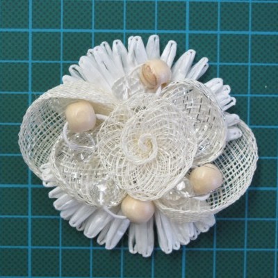 Broche decorativo branco com contas transparentes e esferas de madeira