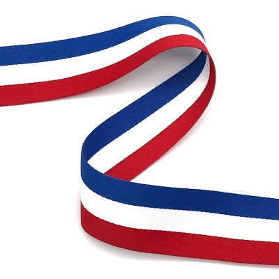 Fita tricolor azul, branca e vermelha sobre fundo branco