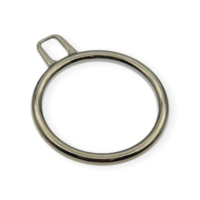 Anel metálico redondo prateado com lingueta para fixação