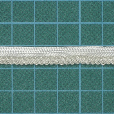 Elástico branco texturizado sobre superfície quadriculada verde-azulada