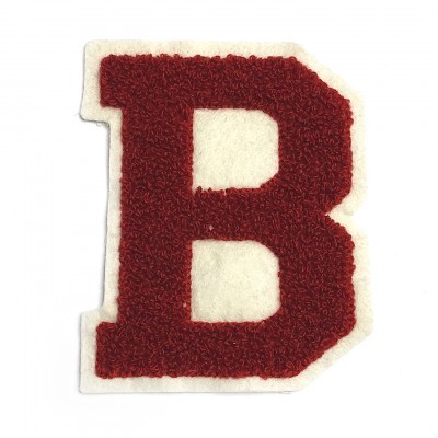Patch letra B vermelho em fundo branco de tecido felpudo