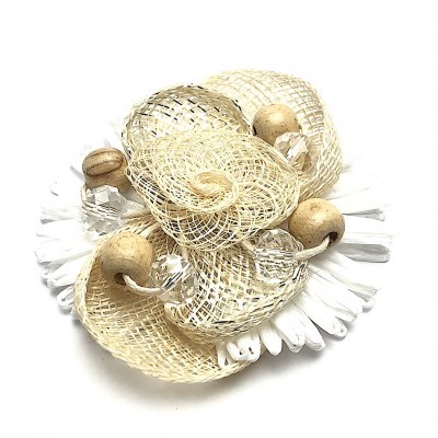 Broche decorativo com tecido rendado bege, contas de madeira e elementos brancos
