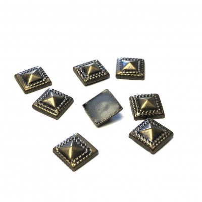 Tachas quadradas metálicas prateadas com padrão de pirâmide central