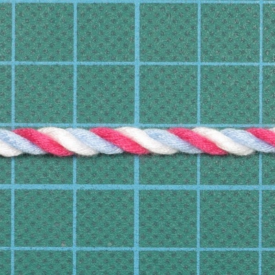 Cordão torcido branco, vermelho e azul claro sobre base de corte verde com grade quadriculada