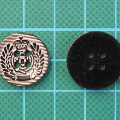 Dois botões, um metalizado com coroa e ramos, outro preto simples