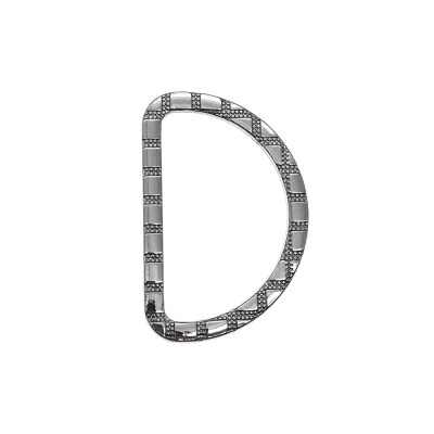 Argola D metálica prateada com textura quadriculada e padrão decorativo.