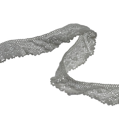 Fita de renda branca com padrão de malha aberta e bordas decorativas